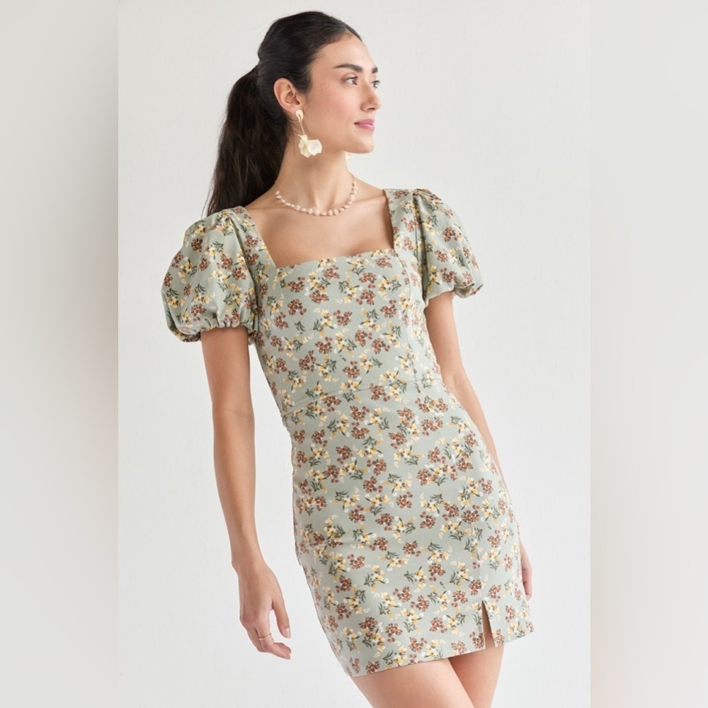 New with tags Francesca’s Chelsey square neck floral mini dress